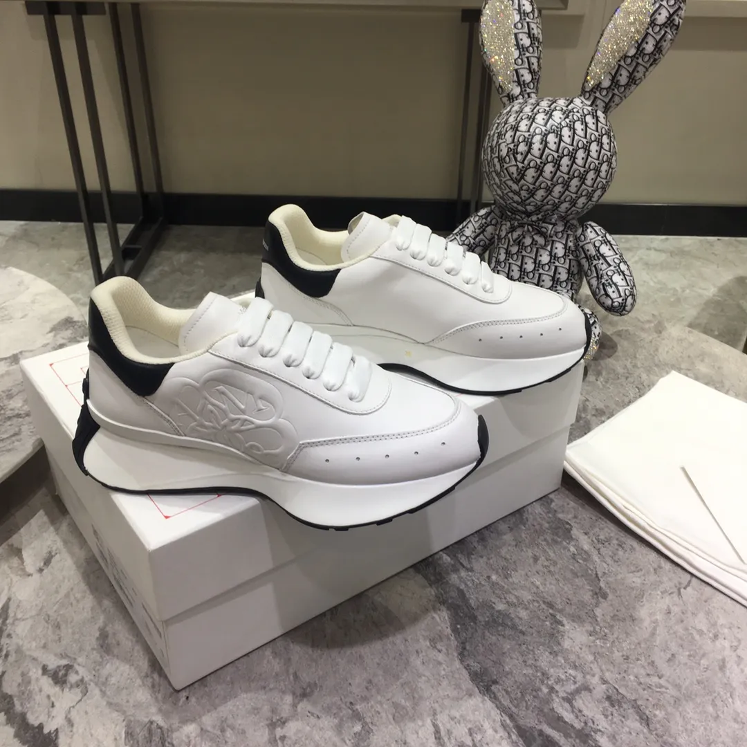 👟👟Ex-factory price 560👟👟 ALEXANDER MCQUEEN/Alexander McQueen 2022 early spring new S👟👟Ex-factory price rint sports running dad shoes Top version S👟👟Ex-factory price rint Runner uses white imported environmentally friendly leather splicing and printed concave and convex font technology for the upper and outline Seal logo. Alexander McQueen LUGO logo on the heel and tongue with Alexander McQueen signature. The sneakers feature an oversized runner's sole, which makes running comfortable and convenient. Fabric: Calfskin and cloth Lining: Mesh and sheepskin lining Filled heel non-slip and wear-resistant back cover Feet: Imported👟👟OLo injection molded sheepskin feet Outsole:👟👟Factory price U vacuum film combined with T👟👟Factory price U material Standard code number 35-45 Women's code 35-39 Men's code 40-44 40 is the custom size for women's clothing, 39 and 45 are the custom size for men's clothing.